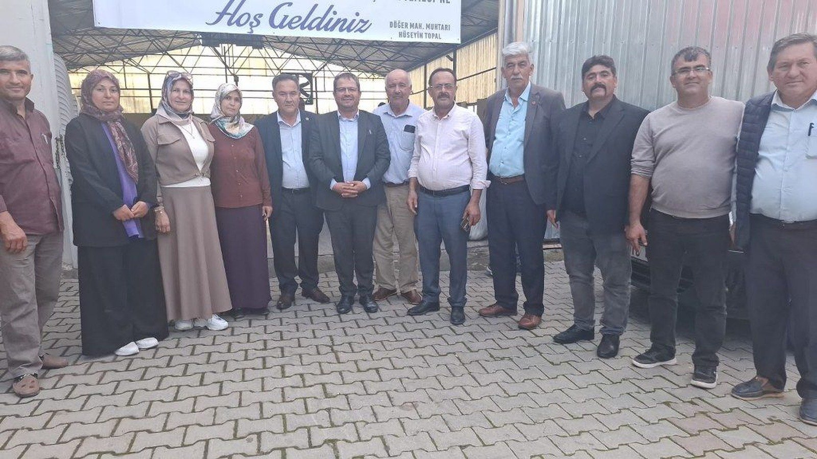 Döğer Mahallesi'ndeki yemek programına katılanlar toplu fotoğrafta