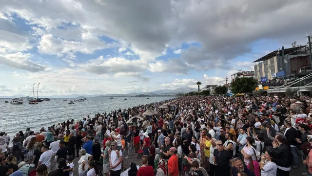 Türk Yıldızları gösterisini Çalış Plajı'ndan izleyen kalabalık