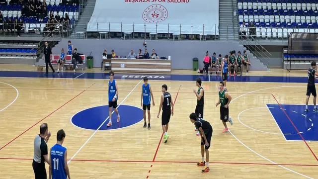 Beşkaza Spor Salonu'nda Gençler A Erkek basketbol müsabakası