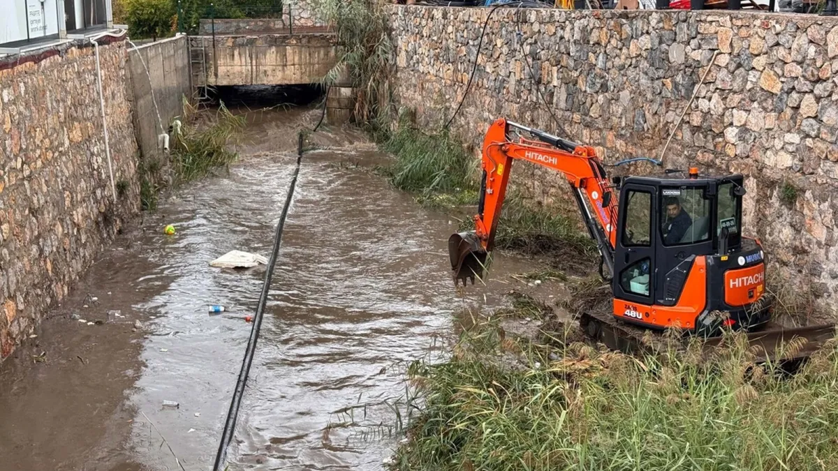 Bodrum'da sağanak sonrası dere yatağında temizlik çalışması