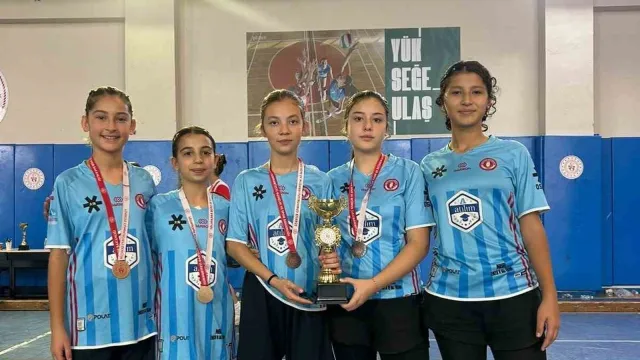 Muğla Hokey Ligleri'nde madalya alan genç sporcular