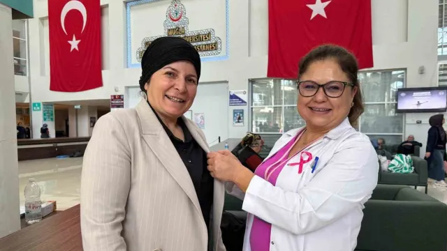 Muğla Eğitim ve Araştırma Hastanesi'nde pembe kurdele takılan farkındalık etkinliği