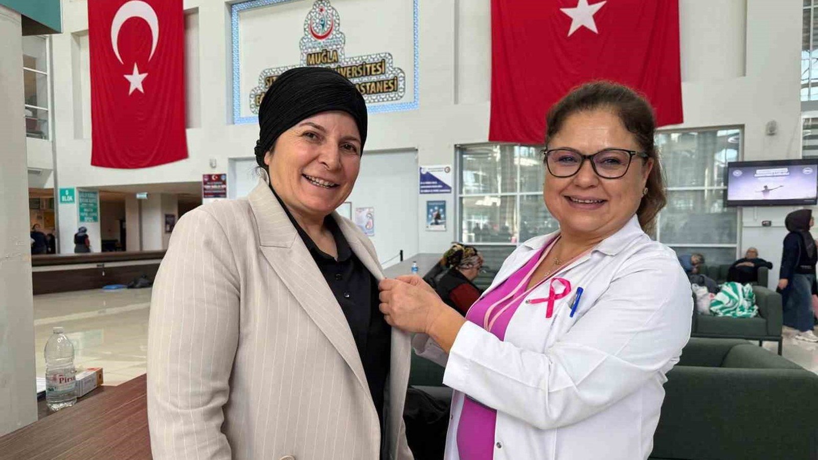 Muğla Eğitim ve Araştırma Hastanesi'nde pembe kurdele takılan farkındalık etkinliği