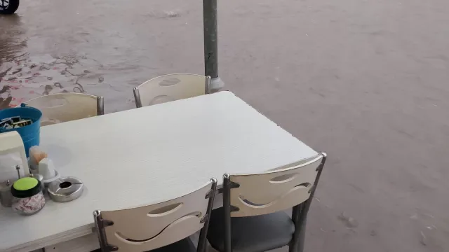 Karaçulha Çalıca Işıklı Kavşağı'nda su basan iş yeri önü