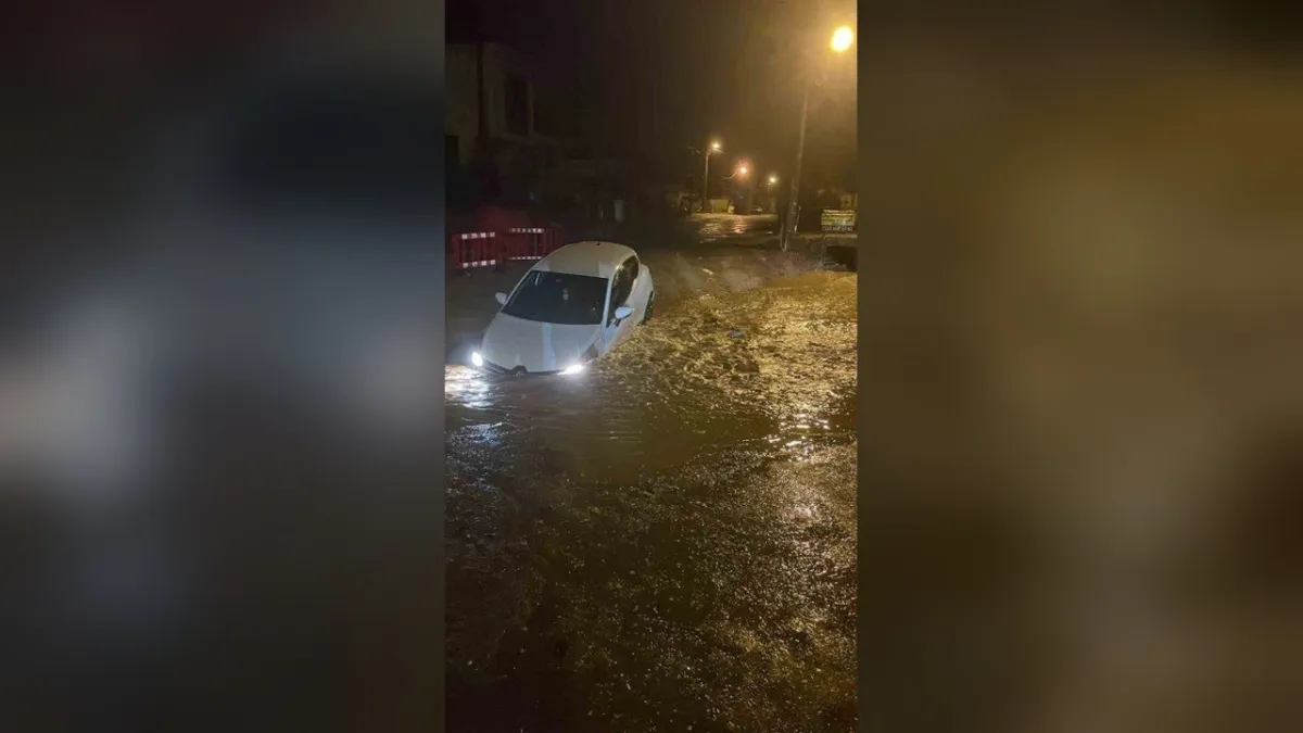 Menteşe Kötekli'de yağış sonrası çöken yolda çukura düşen otomobil