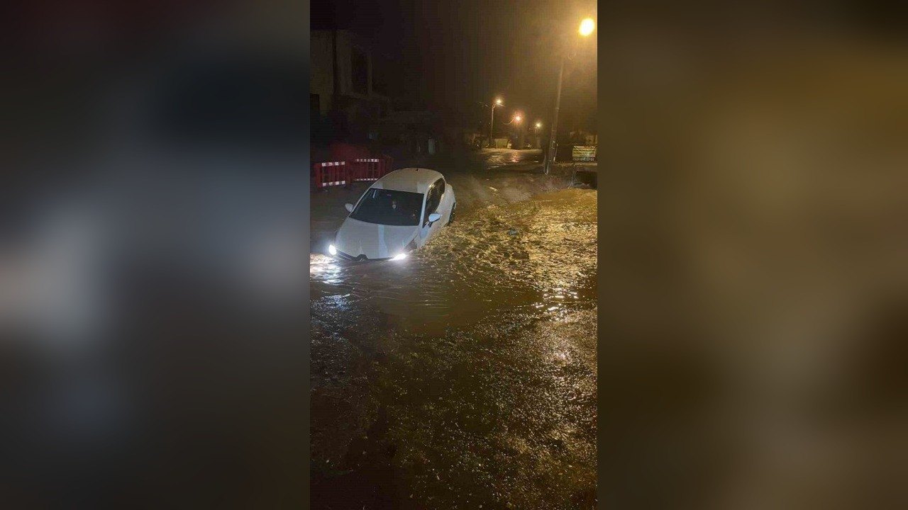 Menteşe Kötekli'de yağış sonrası çöken yolda çukura düşen otomobil