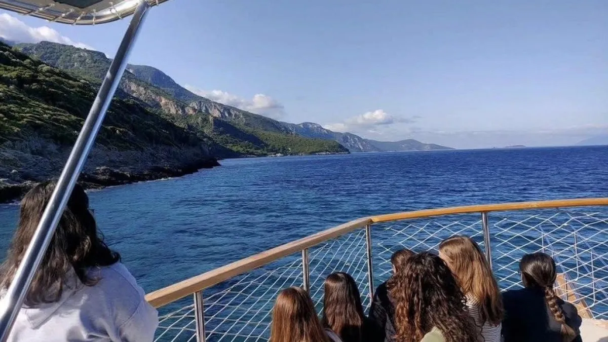Datçalı lise öğrencileri tekne gezisinde kıyıları inceliyor