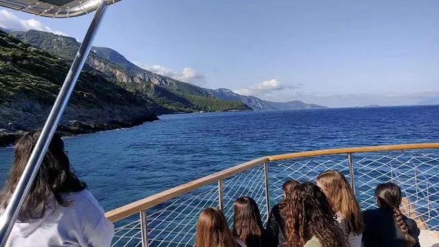 Datçalı lise öğrencileri tekne gezisinde kıyıları inceliyor