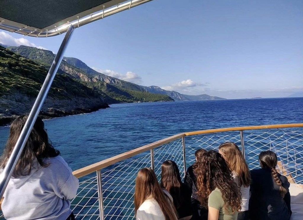 Datçalı lise öğrencileri tekne gezisinde kıyıları inceliyor