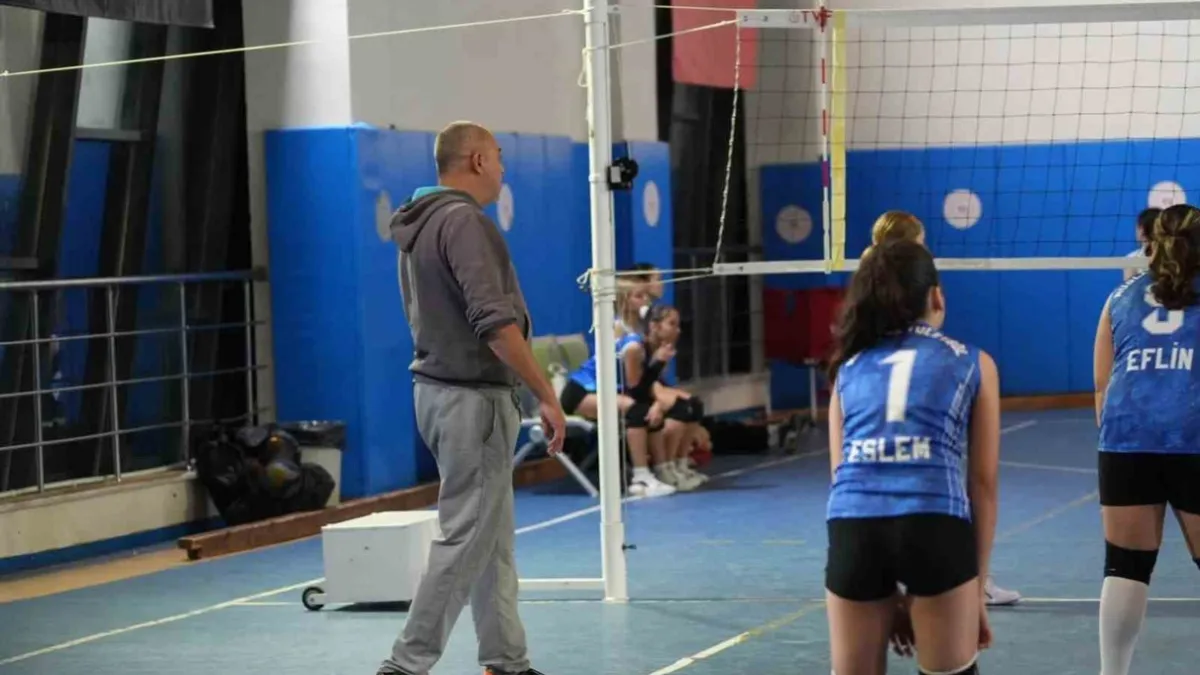 Menteşe Spor Salonu'ndaki Cumhuriyet Voleybol Turnuvası'nda sporcular