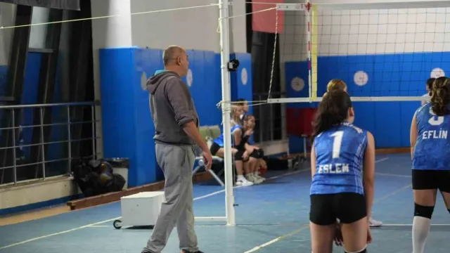 Menteşe Spor Salonu'ndaki Cumhuriyet Voleybol Turnuvası'nda sporcular