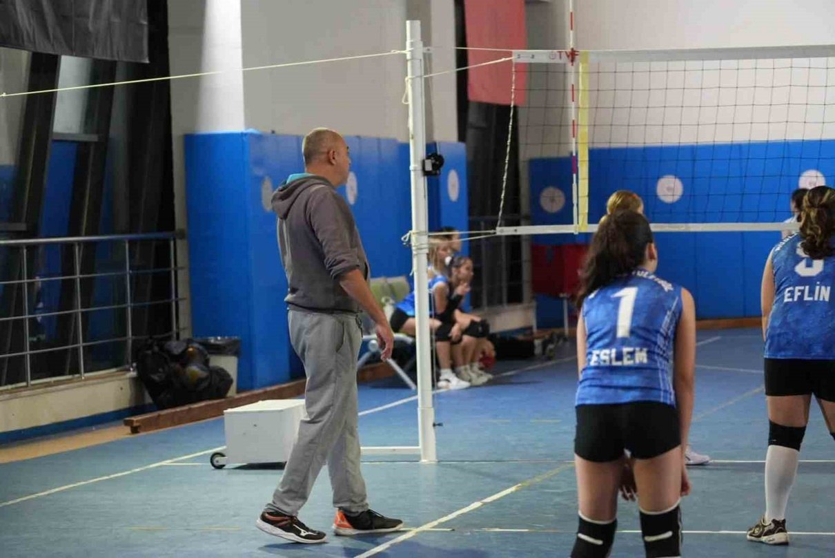 Menteşe Spor Salonu'ndaki Cumhuriyet Voleybol Turnuvası'nda sporcular