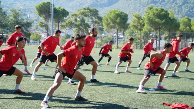 Seydikemerspor futbolcuları antrenmanda
