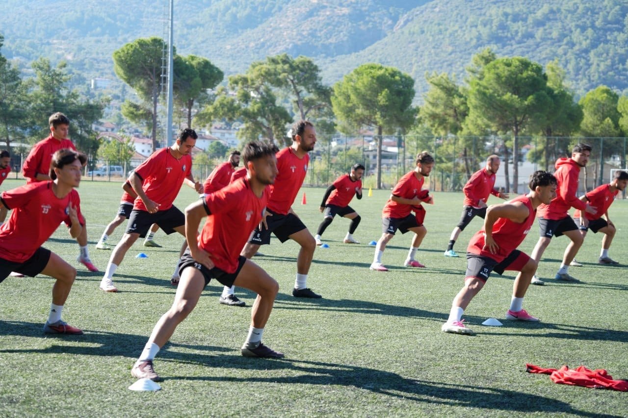 Seydikemerspor futbolcuları antrenmanda