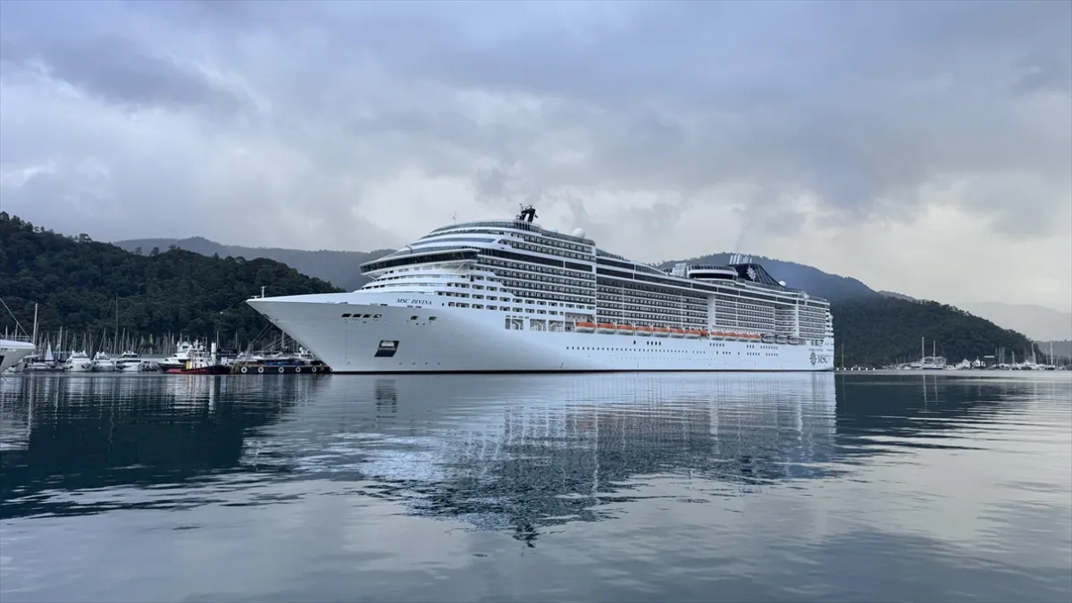MSC Divina kruvaziyeri Marmaris Limanı'nda