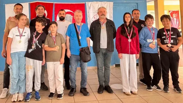 Köyceğiz'de 29 Ekim Satranç Turnuvası'nda madalya alan sporcular