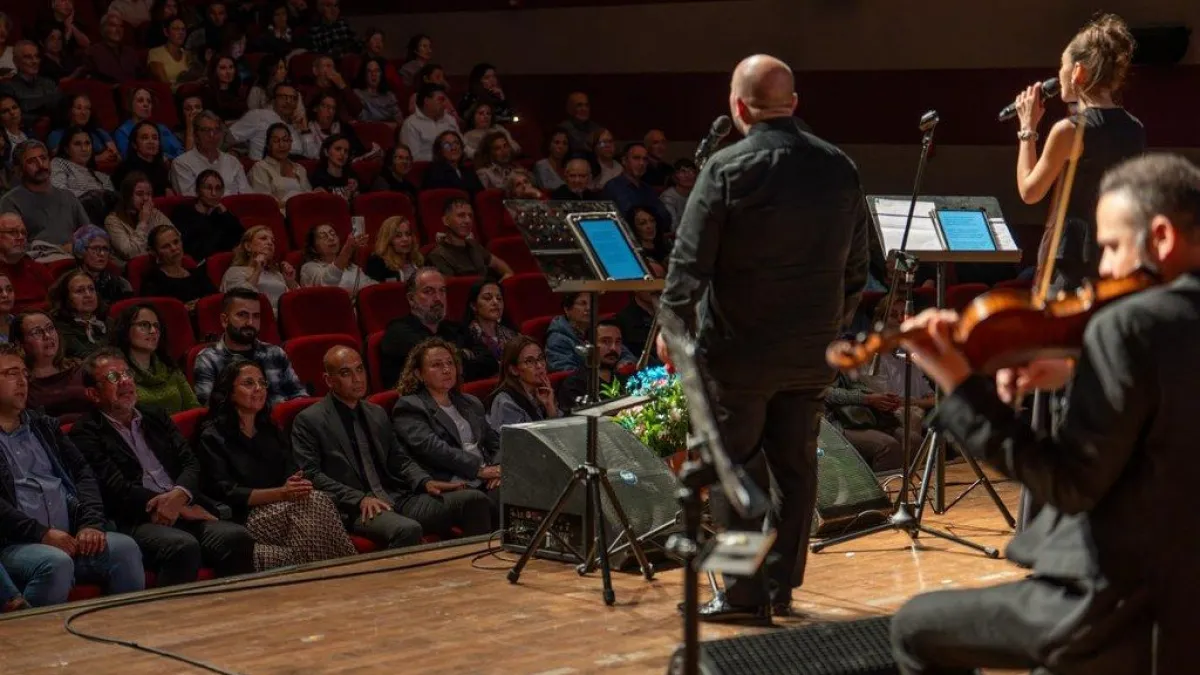 Livaneli belgeseli gösterimi sonrasında sahnede orkestra
