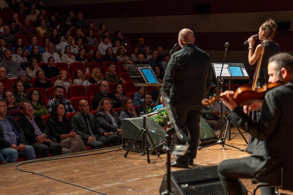 Livaneli belgeseli gösterimi sonrasında sahnede orkestra