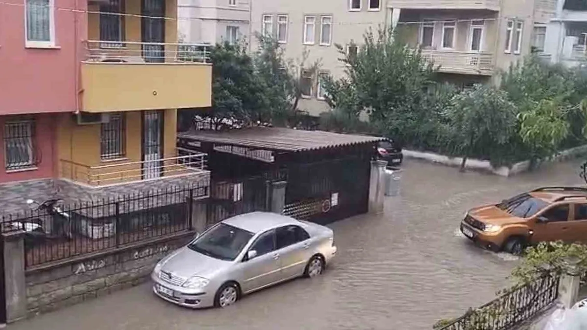 Fethiye'de sağanak sonrası suyla dolan sokakta araçlar