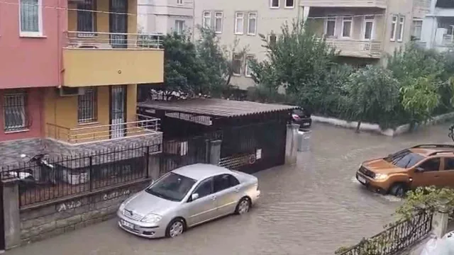 Fethiye'de sağanak sonrası suyla dolan sokakta araçlar