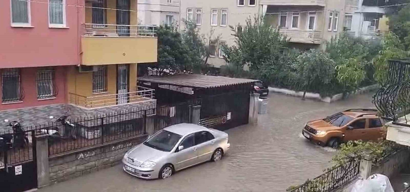 Fethiye'de sağanak sonrası suyla dolan sokakta araçlar