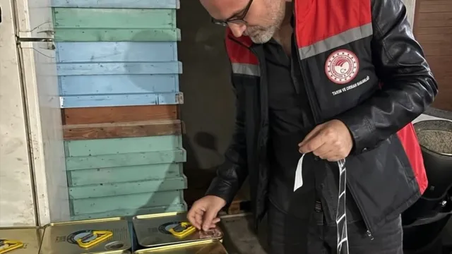 Çam Balı Takip Projesi kapsamında bal tenekelerine barkod uygulanıyor