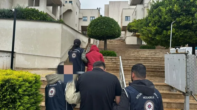 Marmaris'te yakalanan hükümlüler polis ekiplerince götürülüyor