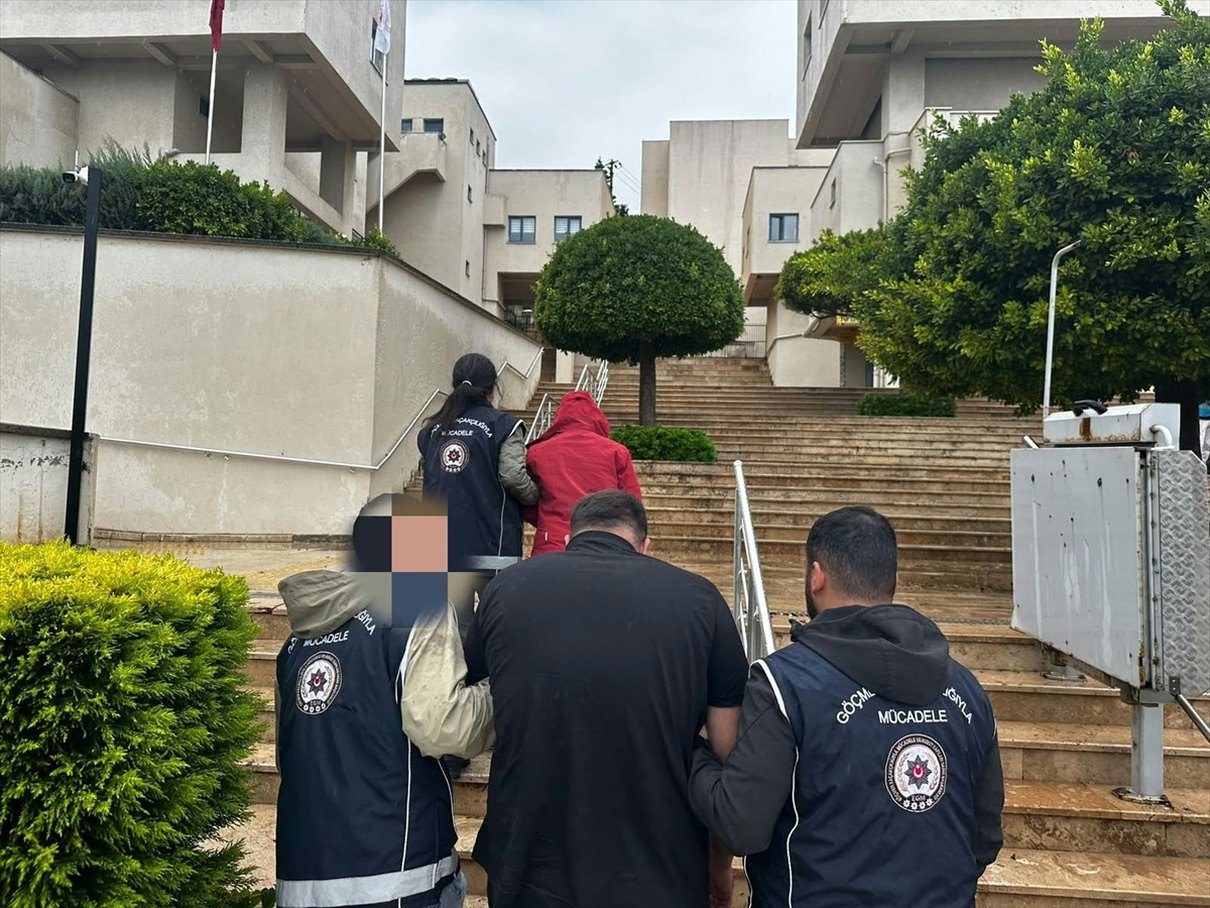 Marmaris'te yakalanan hükümlüler polis ekiplerince götürülüyor