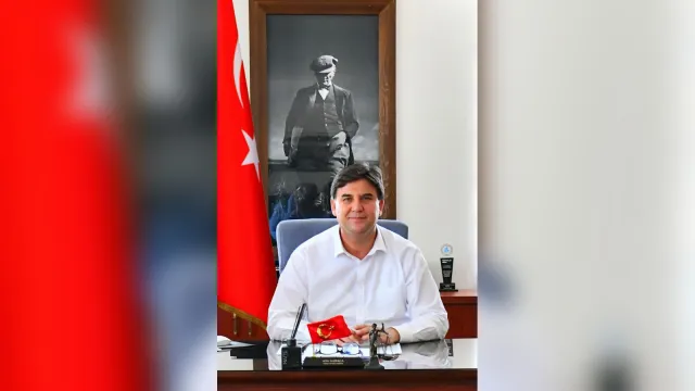 Fethiye Belediye Başkanı Alim Karaca makam odasında