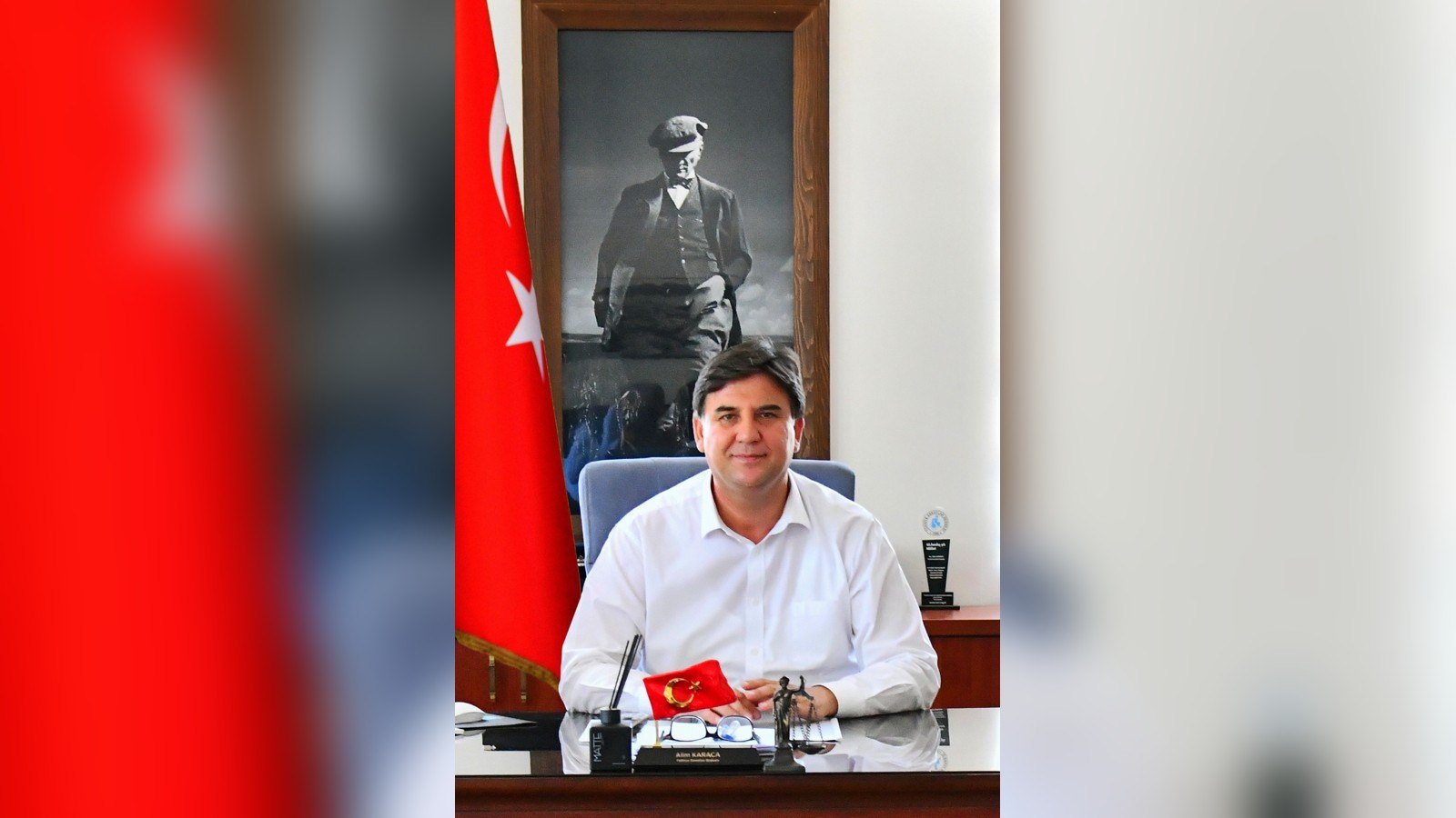 Fethiye Belediye Başkanı Alim Karaca makam odasında