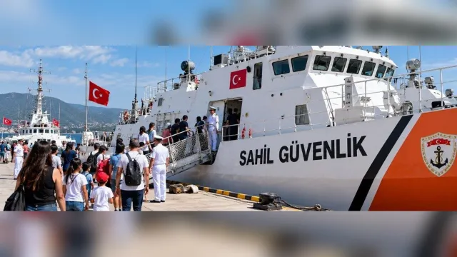 Vatandaşların ziyaret ettiği Sahil Güvenlik gemisi