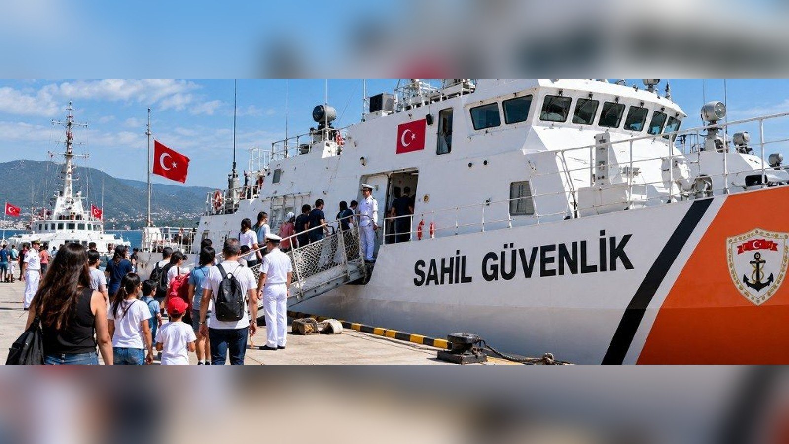 Vatandaşların ziyaret ettiği Sahil Güvenlik gemisi
