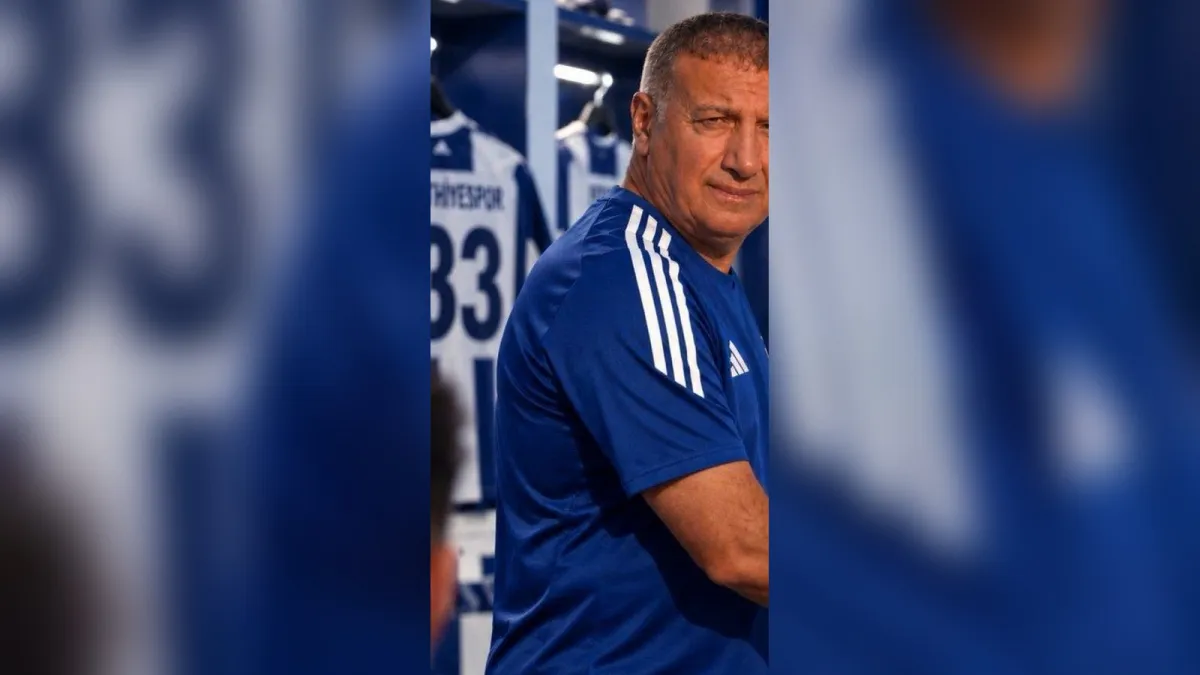 Fethiyespor Teknik Direktörü Mustafa Ceviz soyunma odasında
