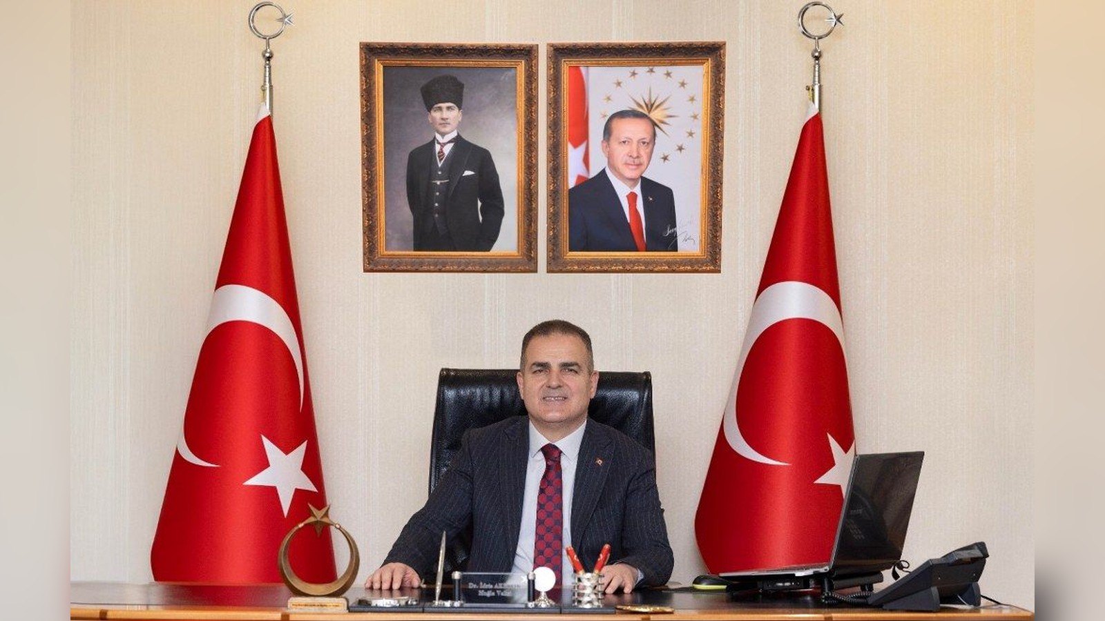 Muğla Valisi Dr. İdris Akbıyık makam odasında