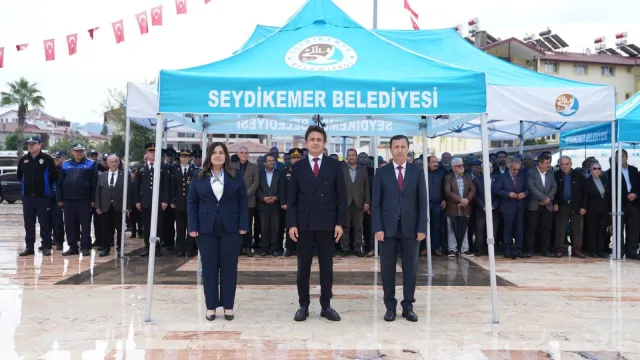 Seydikemer'de 29 Ekim çelenk töreninde protokol üyeleri