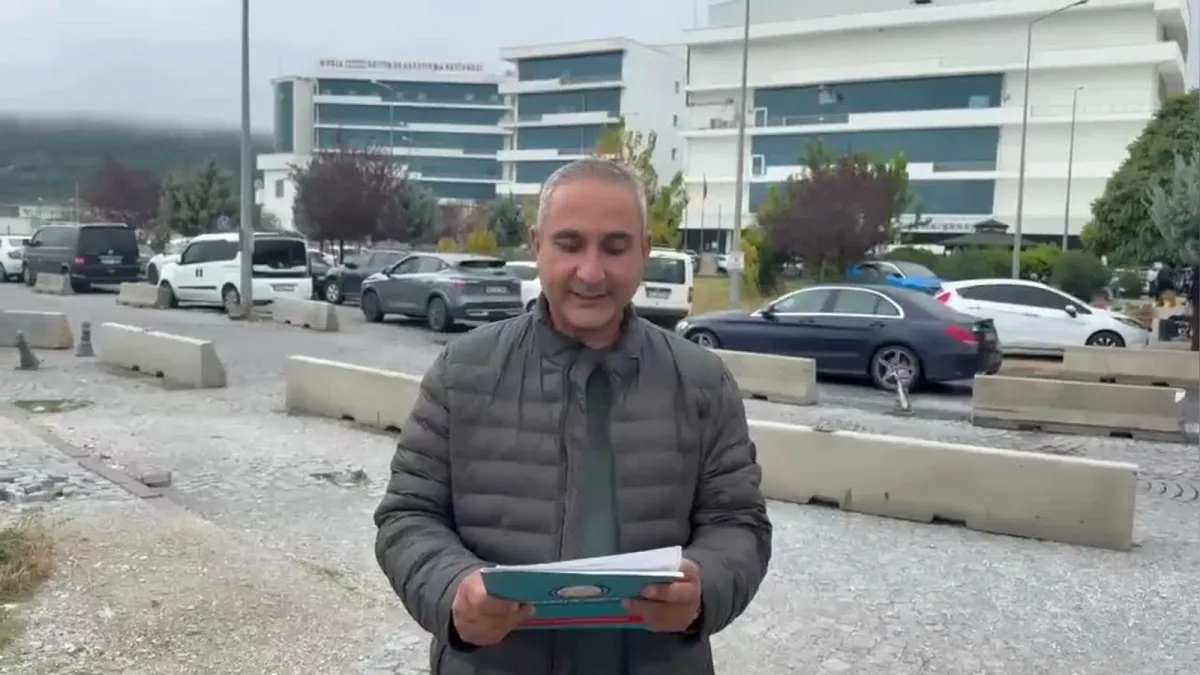 Demokratik Sağlık-Sen Anadolu Şube Başkanı Abdullah Gül hastane önünde açıklama yaparken