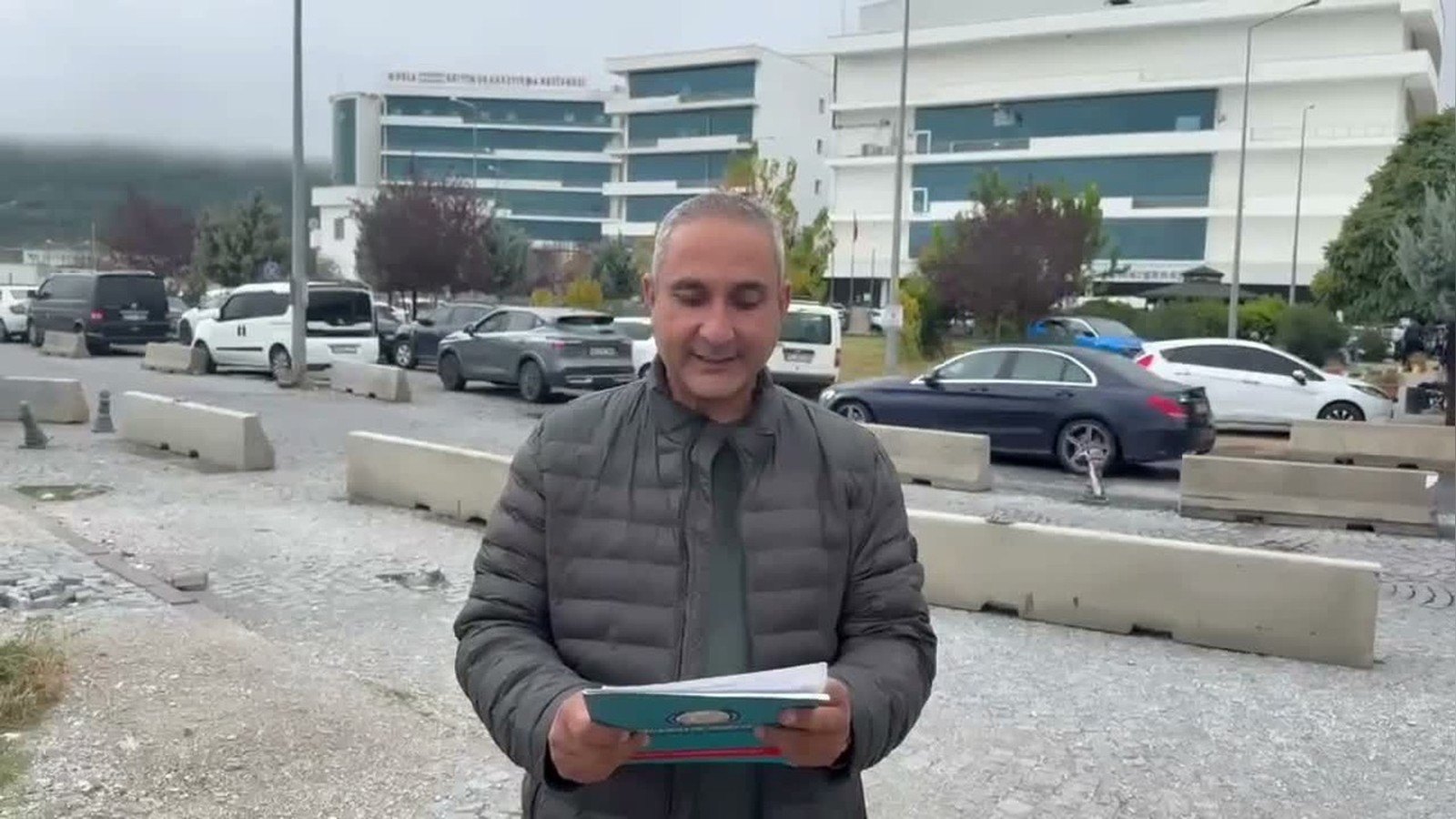 Demokratik Sağlık-Sen Anadolu Şube Başkanı Abdullah Gül hastane önünde açıklama yaparken