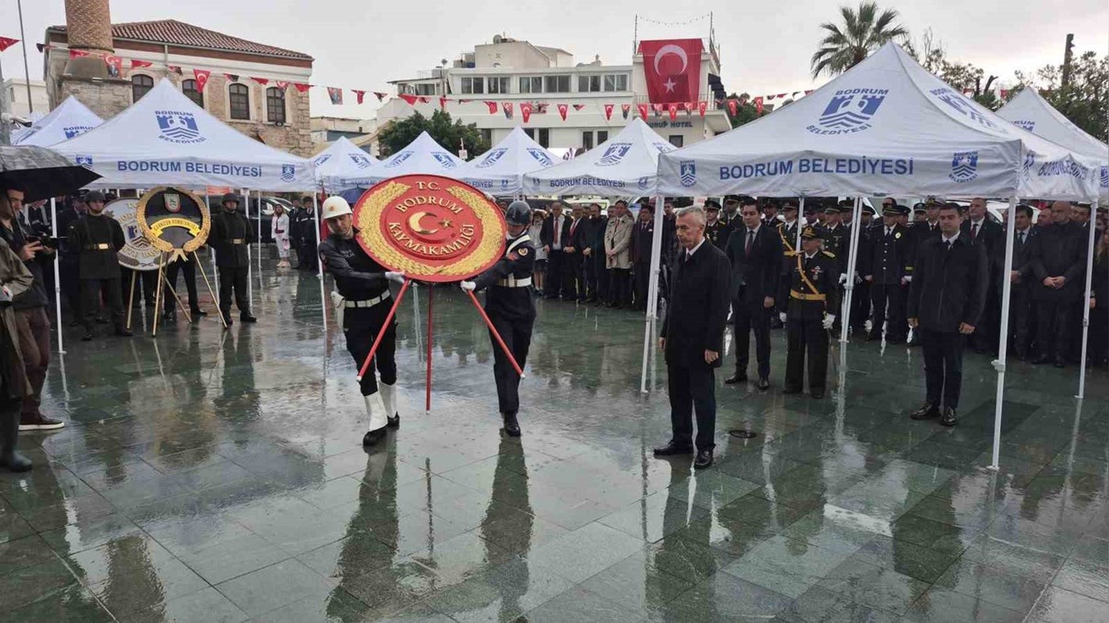 Bodrum'da yağmur altında düzenlenen çelenk töreni