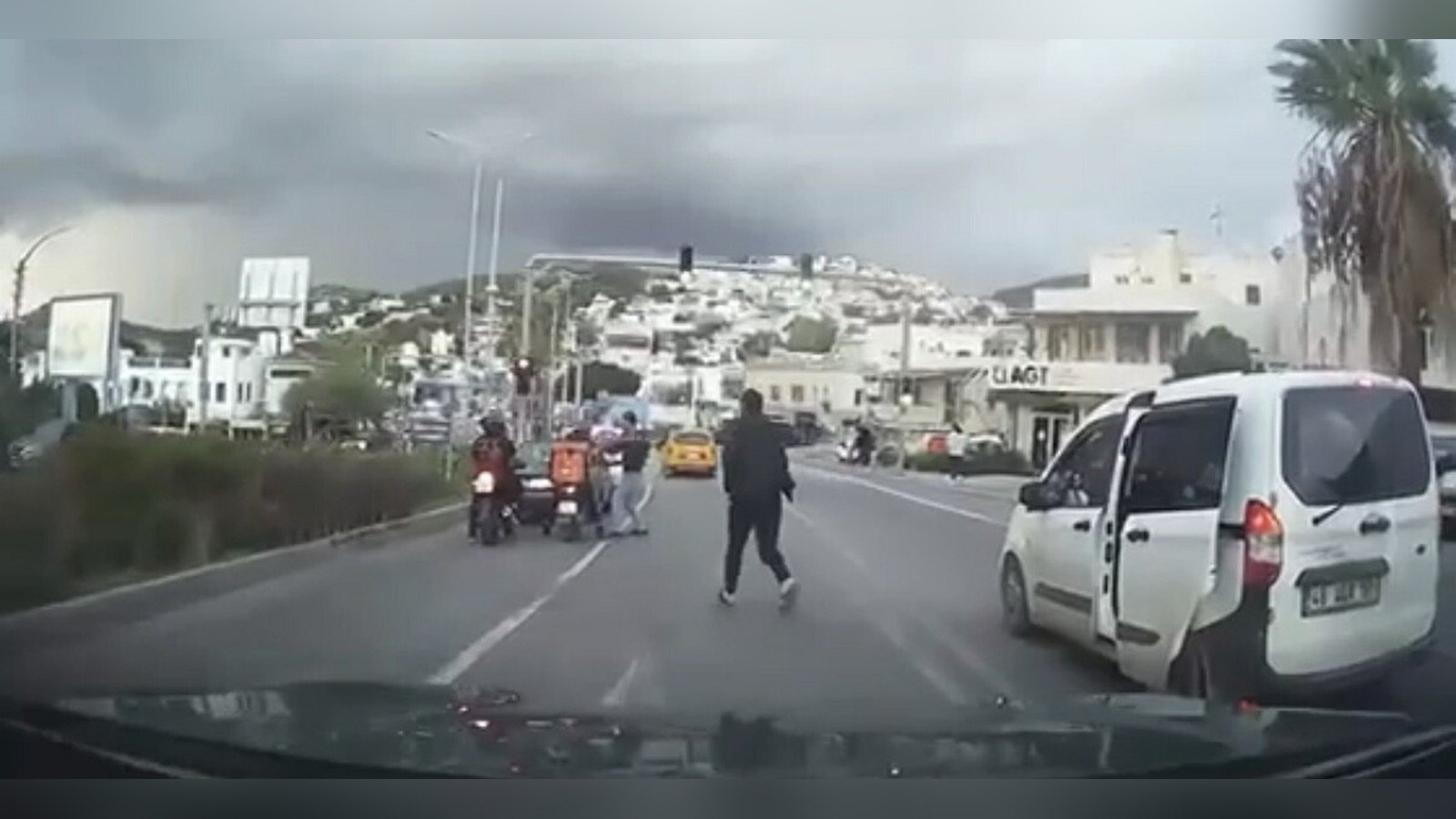 Trafik ışıklarında bekleyen araçlar