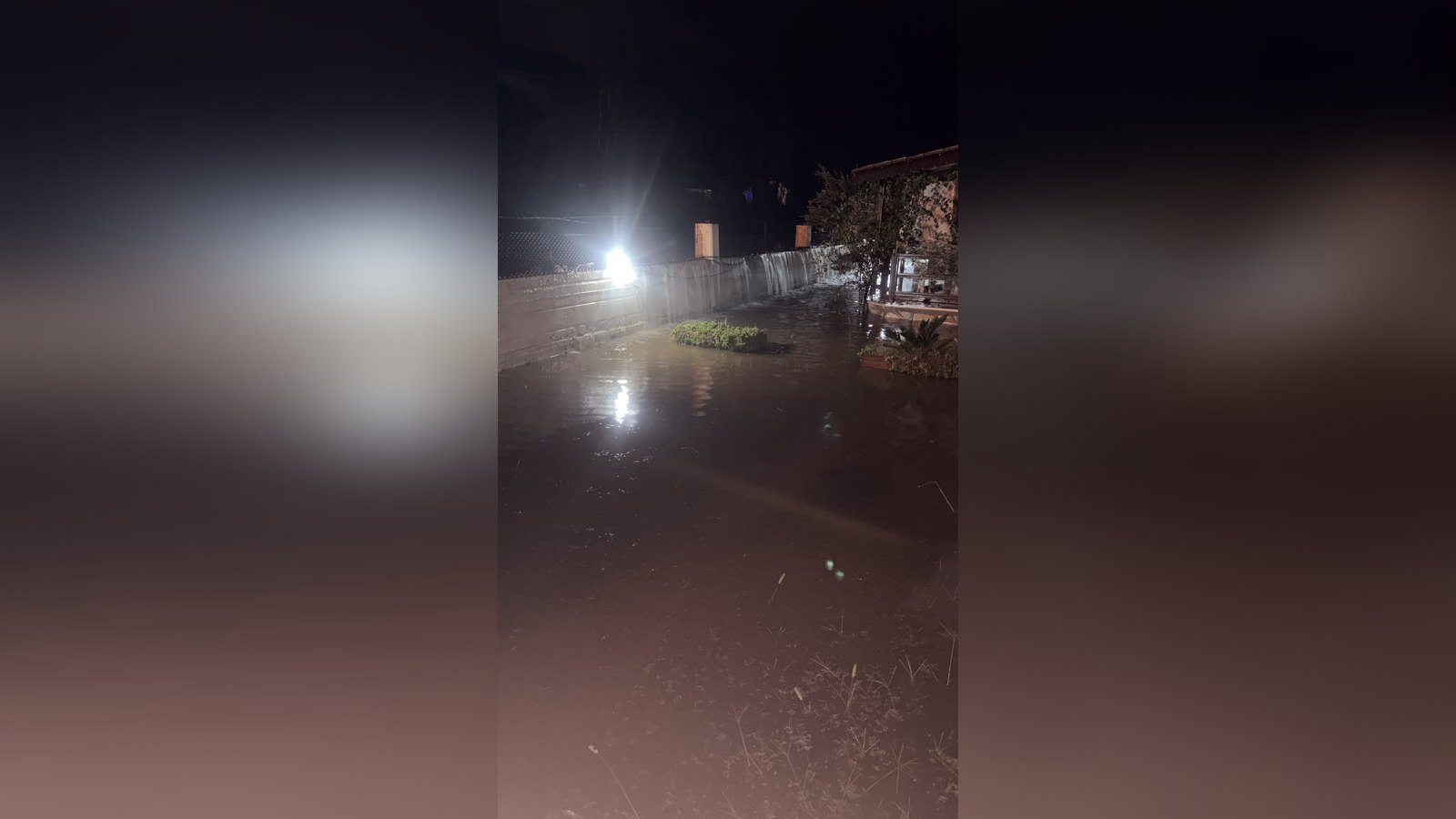 Koca Çalış Sağlık Sitesi'nde bahçe duvarını aşan sular