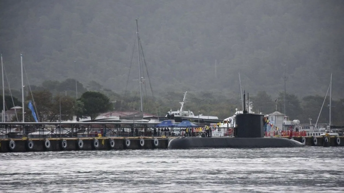 Marmaris'te ziyarete açılan denizaltı TCG İnönü