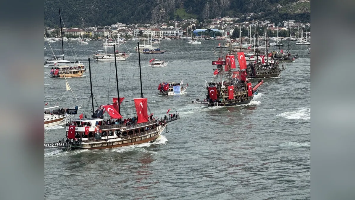 Fethiye Körfezi'nde Türk bayraklarıyla süslenen tekneler
