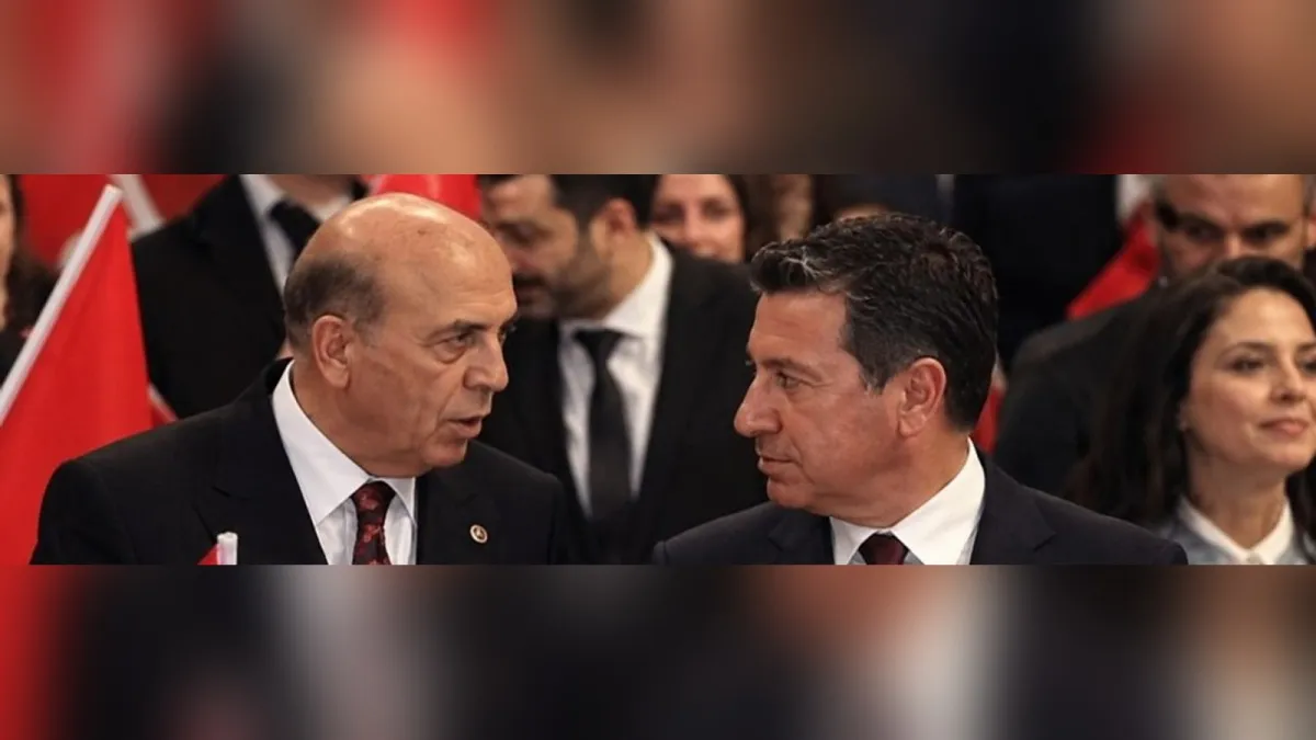Aydın Ayaydın ve Ahmet Aras resepsiyonda sohbet ederken