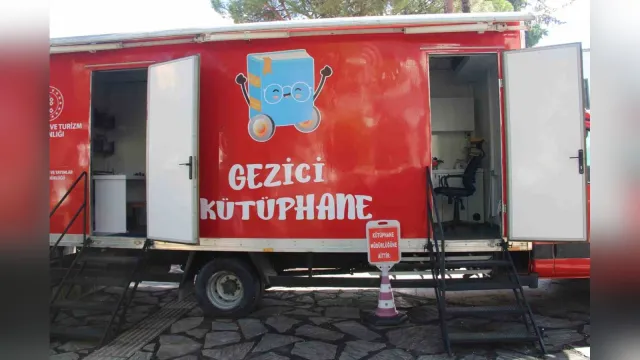 Kütüphane bahçesindeki gezici kütüphane aracı