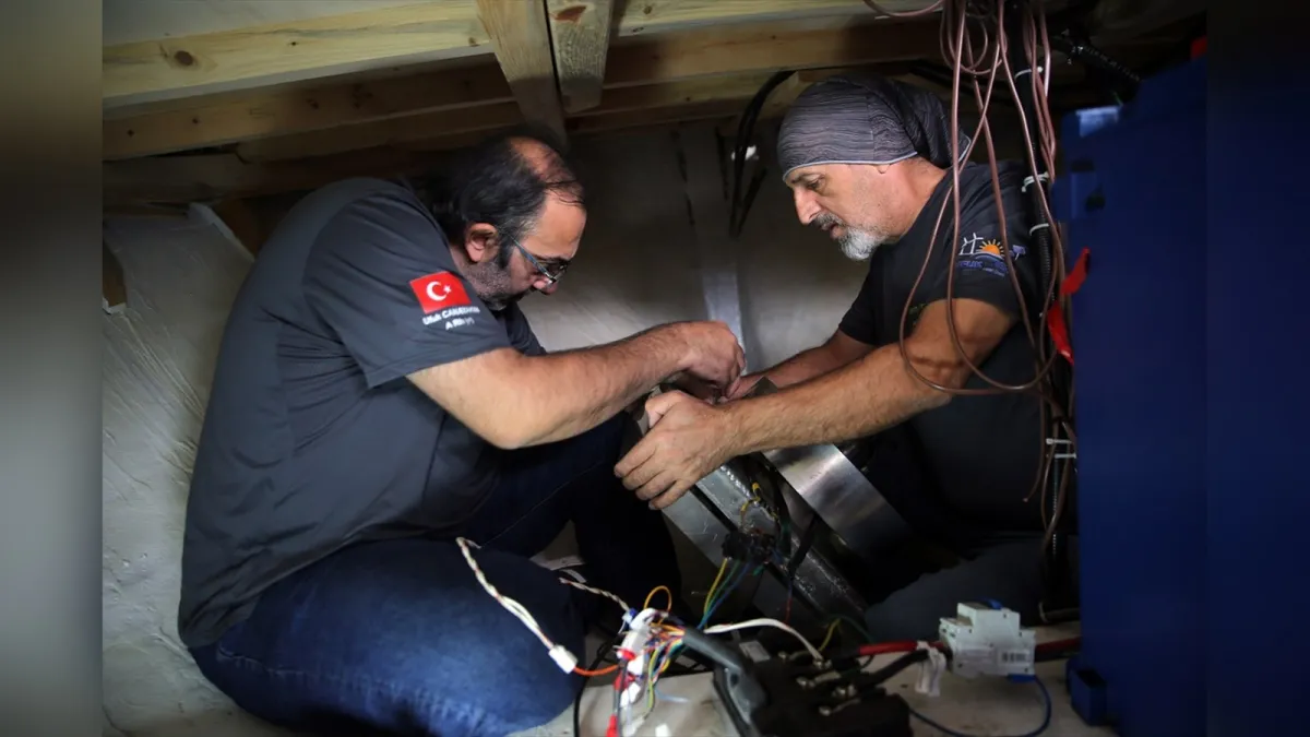 Elektrikli tur teknesinin motor sistemi üzerinde çalışan ustalar