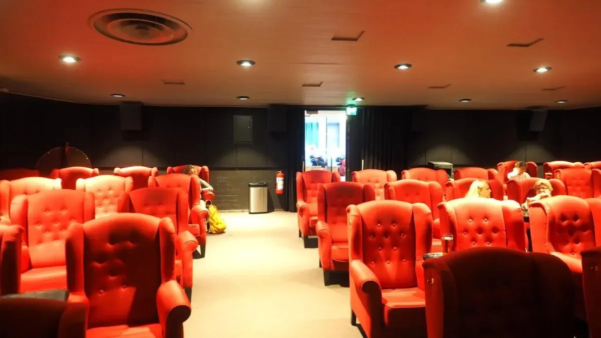 Sinema salonundaki kırmızı koltuklar