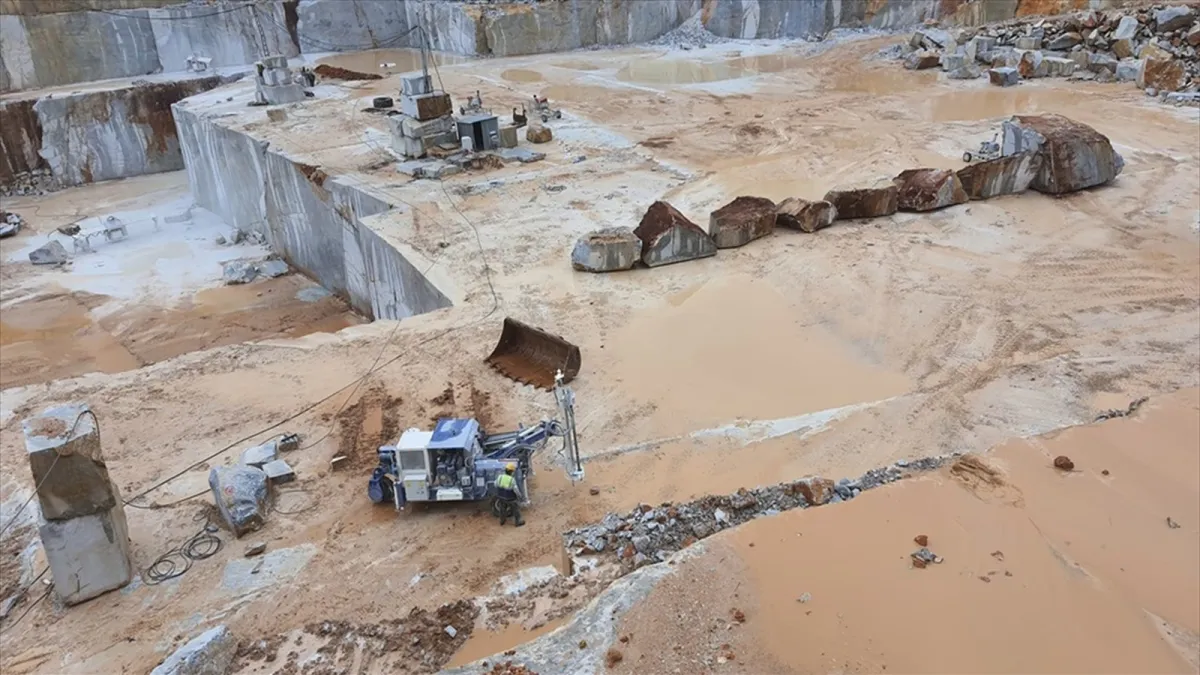 Muğla'da bir mermer ocağında çalışan iş makineleri