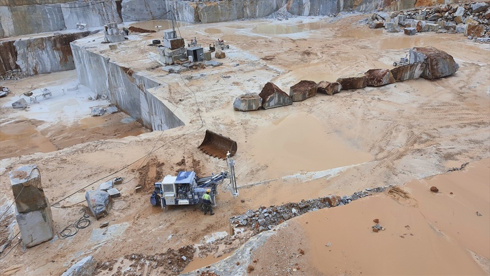 Muğla'da bir mermer ocağında çalışan iş makineleri