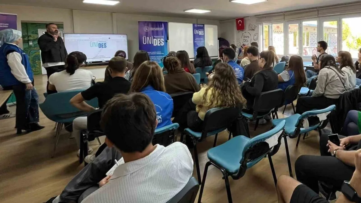 Muğla Genç Ofis'teki ÜNİDES tanıtım toplantısına katılan gençler