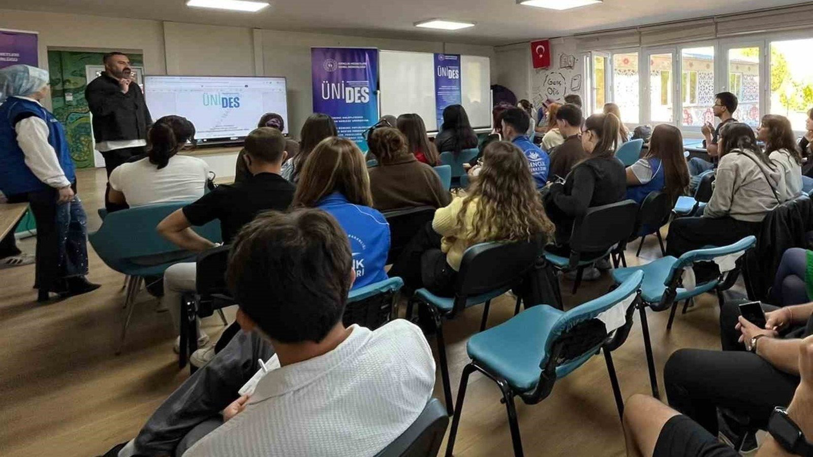 Muğla Genç Ofis'teki ÜNİDES tanıtım toplantısına katılan gençler